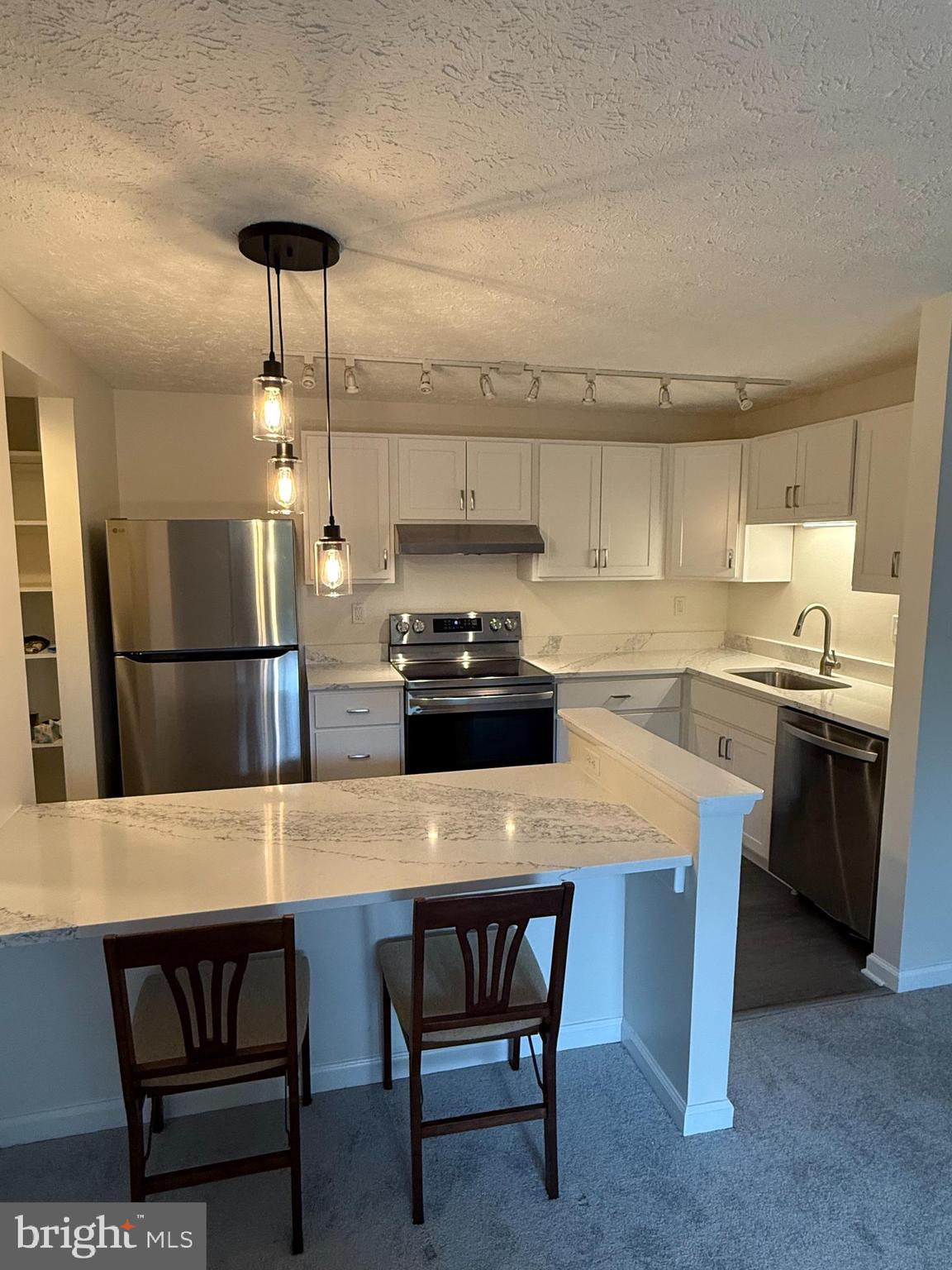 KNOLLS AT NORTH LAKE CONDOMINIUM - Residential Lease