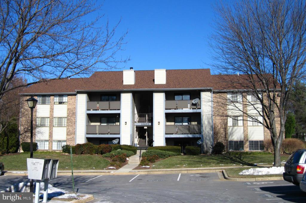 KNOLLS AT NORTH LAKE CONDOMINIUM - Residential Lease