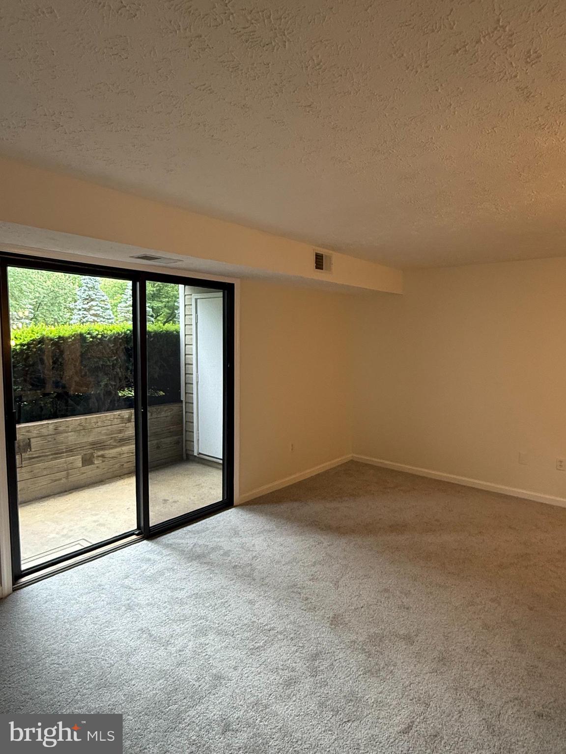 KNOLLS AT NORTH LAKE CONDOMINIUM - Residential Lease