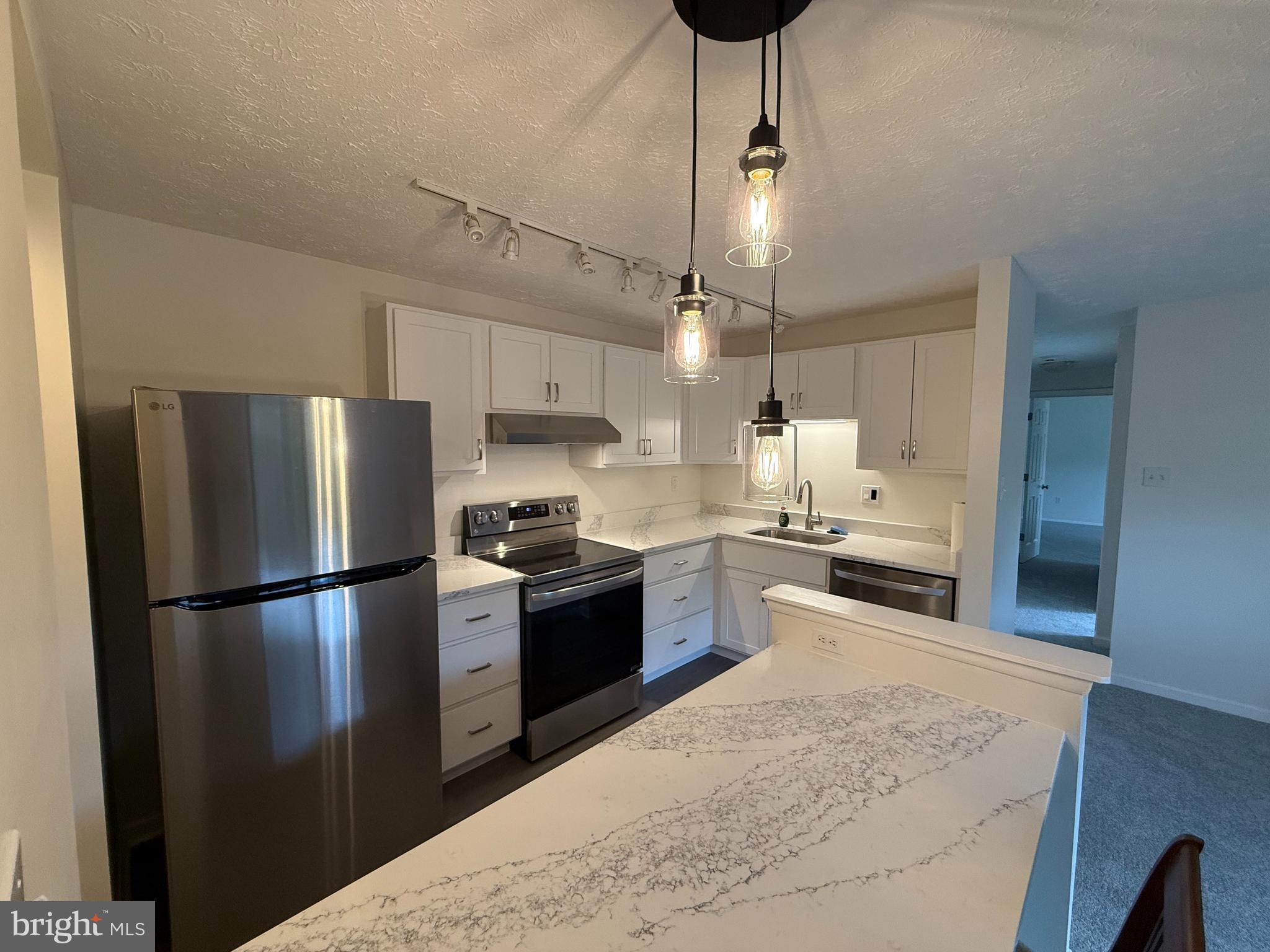 KNOLLS AT NORTH LAKE CONDOMINIUM - Residential Lease