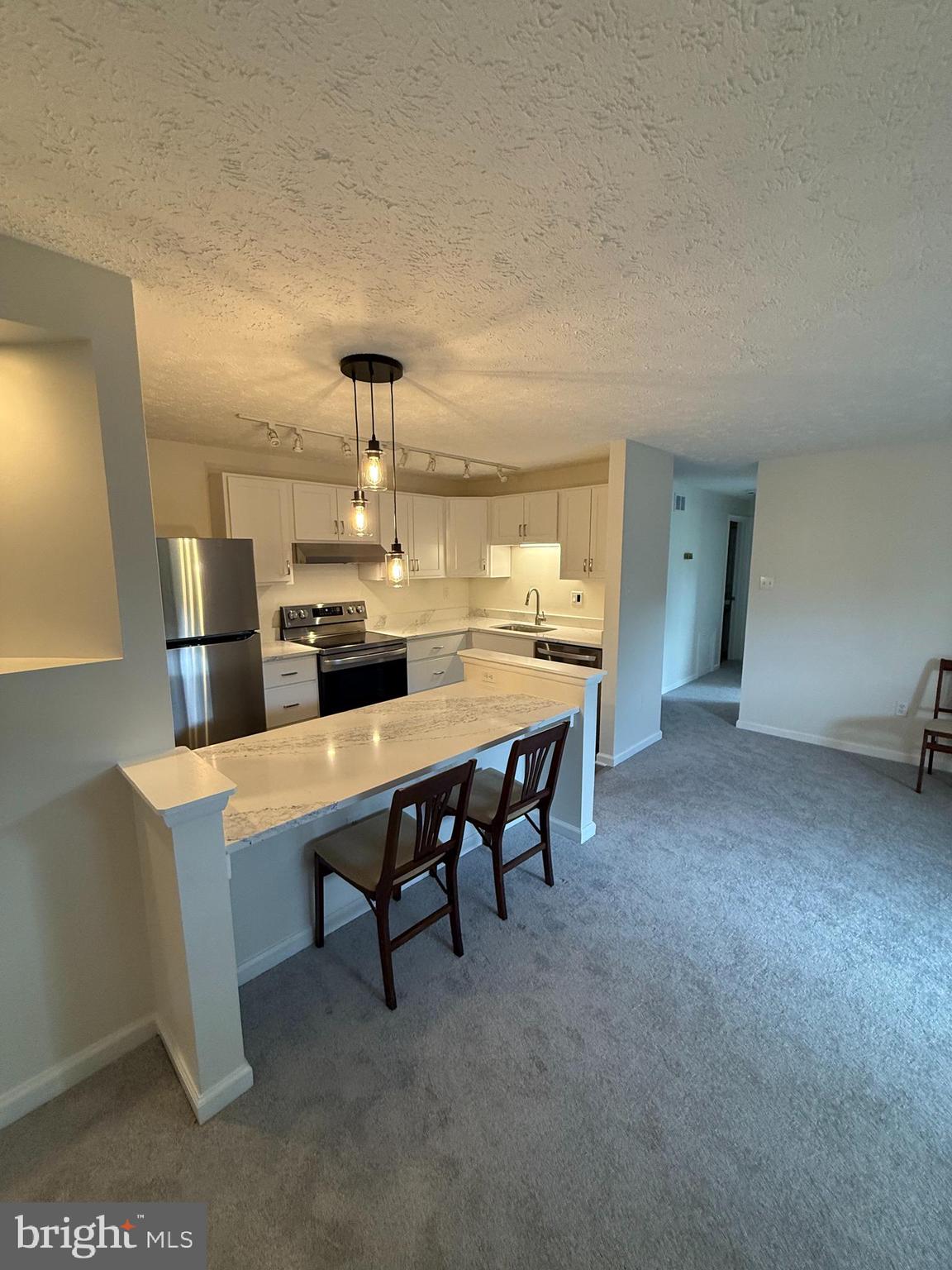 KNOLLS AT NORTH LAKE CONDOMINIUM - Residential Lease