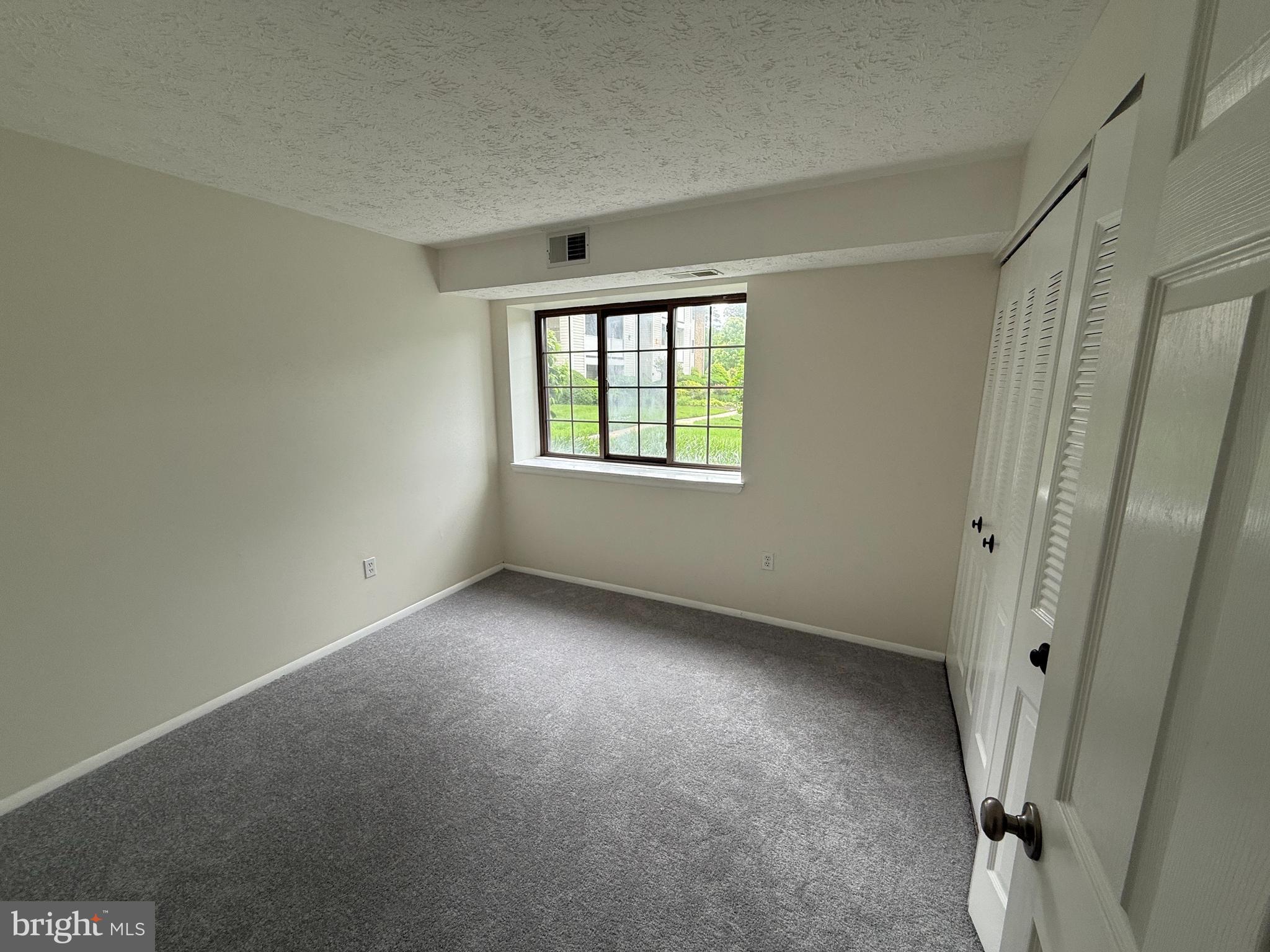 KNOLLS AT NORTH LAKE CONDOMINIUM - Residential Lease