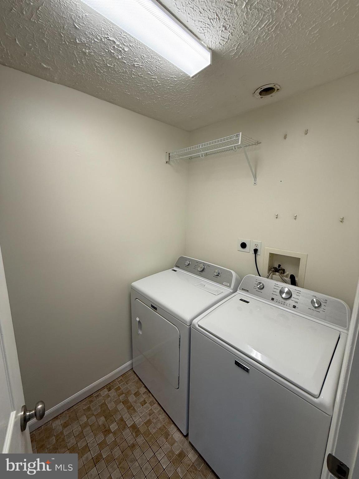 KNOLLS AT NORTH LAKE CONDOMINIUM - Residential Lease