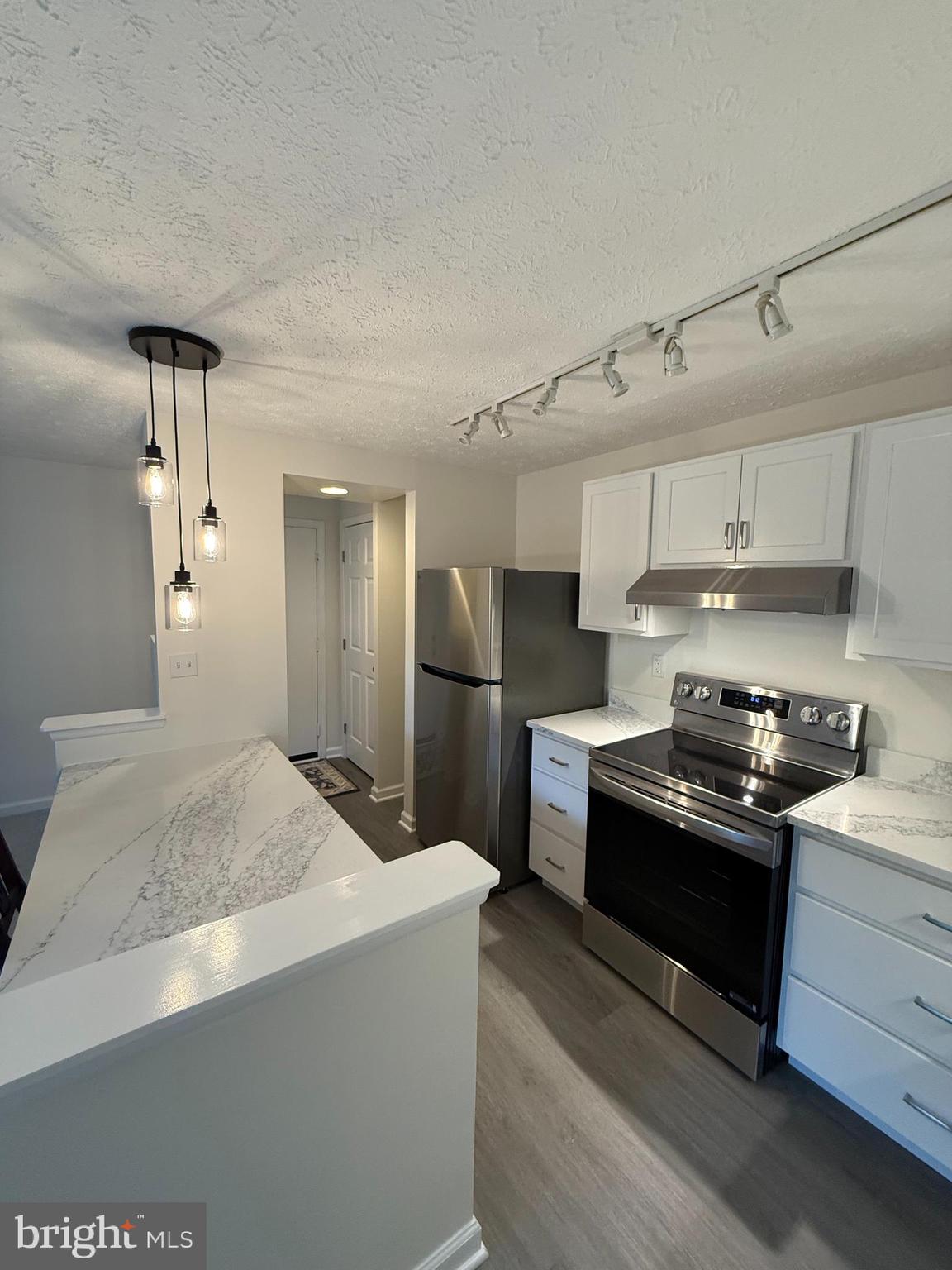 KNOLLS AT NORTH LAKE CONDOMINIUM - Residential Lease