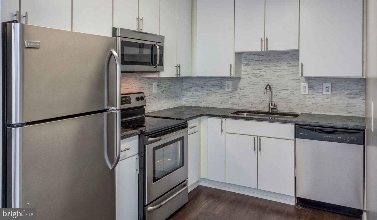 Located in the Fitler Square neighborhood, Locust on the Park offers the convenience of urban living with a welcoming neighborhood feel. The newly upgraded apartments feature modern kitchens with granite countertops and stainless-steel appliances. Hardwood floors throughout the living areas, high, industrial ceilings with oversized windows and spacious, loft-style floor plans. Each apartment contains a private washer and dryer and walk-in closets. Community also features a brand new 24-hour fitness center and new clubroom with demonstration kitchen. We are a pet friendly community with no weight limit on dogs. Located adjacent to the Schuylkill River Park, provides close access to abundant green space and commuting is convenient with the nearby 30th Street Station. ** Photos are of model units ** Prices and availability subject to change on daily basis ** ** Parking may be available for additional fee **