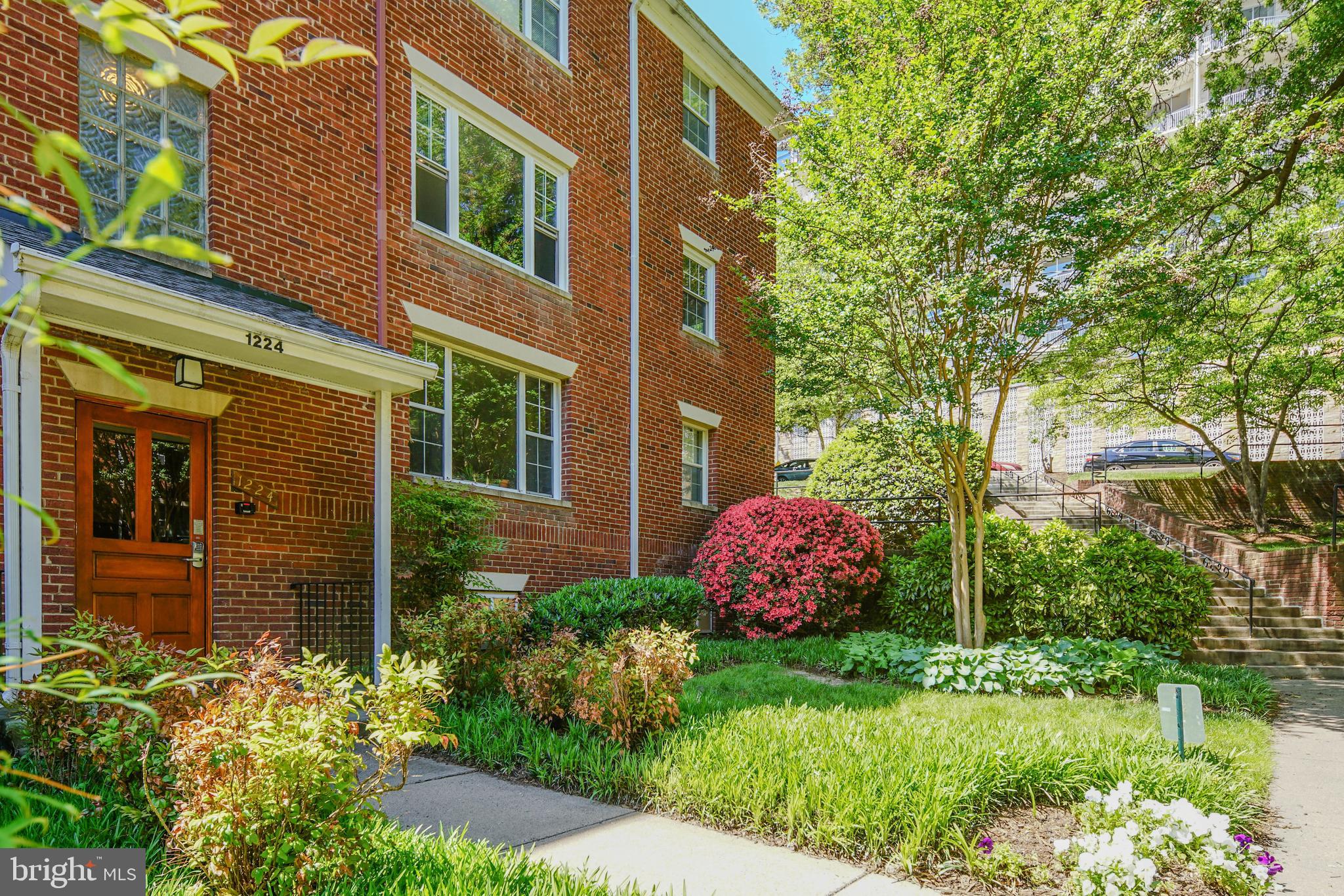1224 MEADE STREET N ES202
