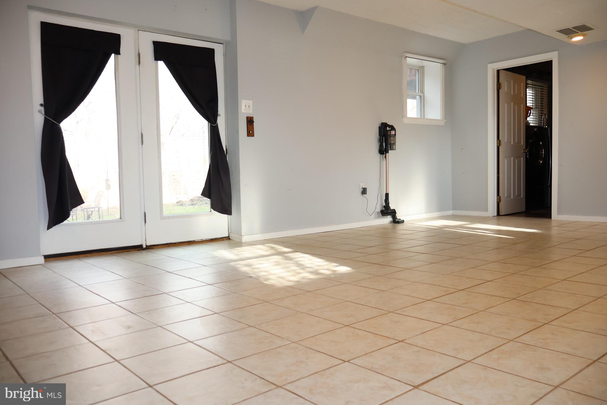 KENSINGTON COURTS - Residential