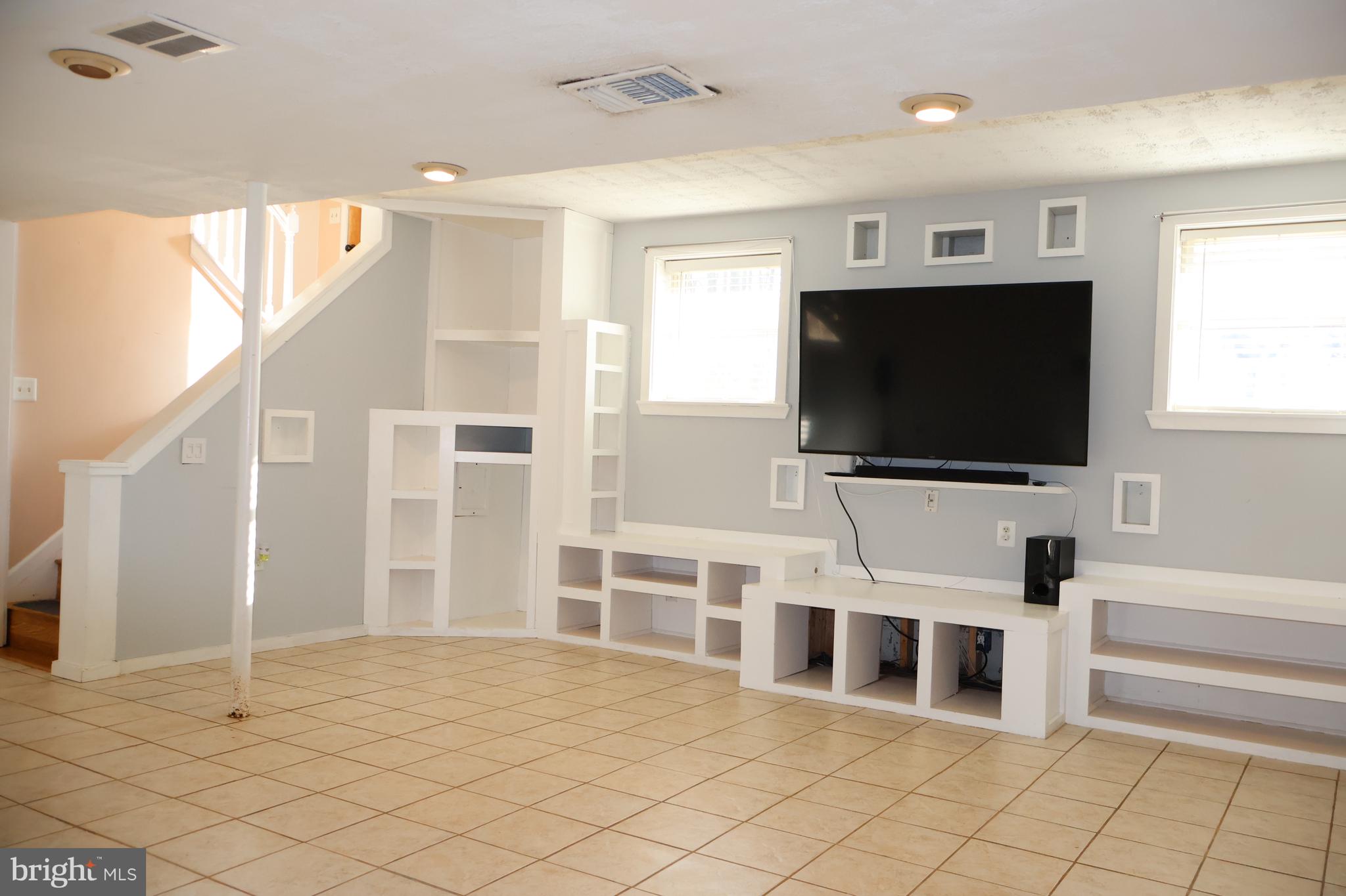 KENSINGTON COURTS - Residential