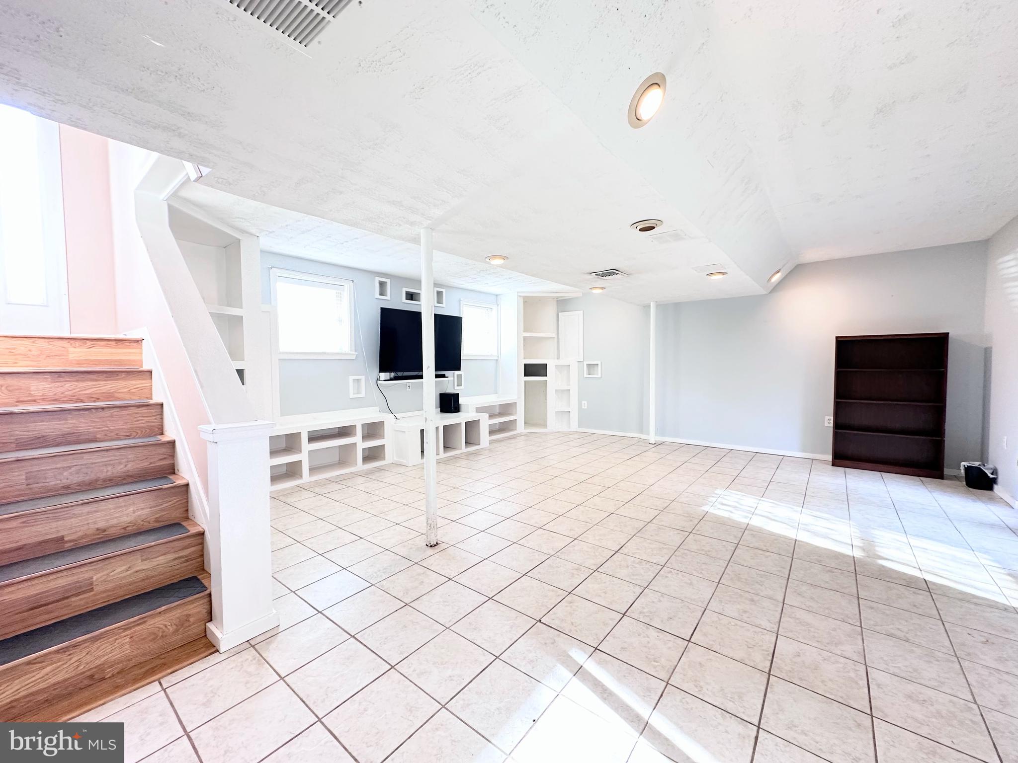 KENSINGTON COURTS - Residential