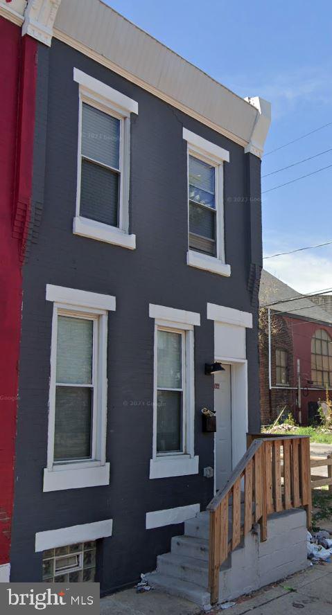 This 3-bedroom, 3-bathroom co-living property offers modern living and rental potential, perfect for investors or homeowners. This home is ready to generate income and features a modern shared kitchen. This property is a great opportunity for co-living arrangements or rental income. Don’t miss out!