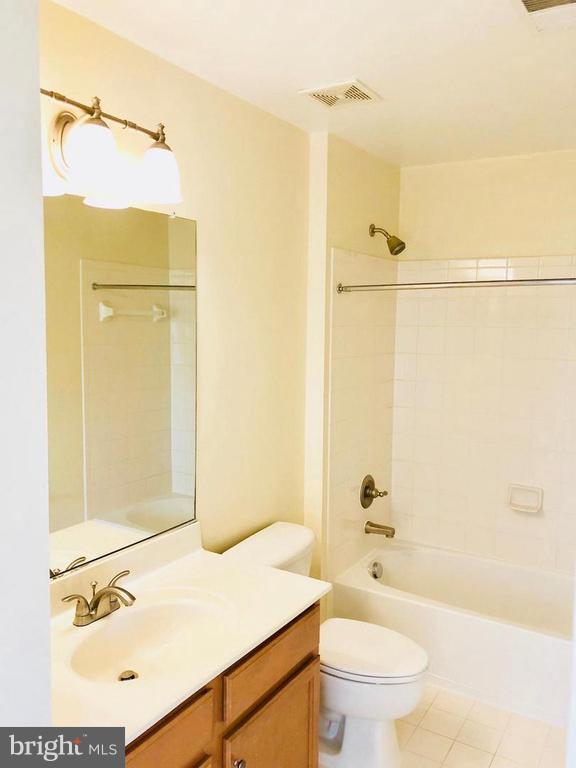 GUNSTON COMMONS - Residential Lease