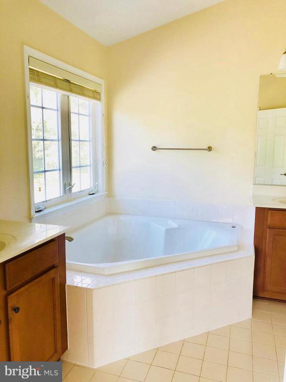 GUNSTON COMMONS - Residential Lease