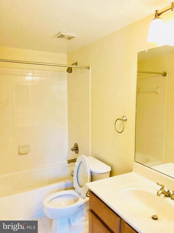 GUNSTON COMMONS - Residential Lease