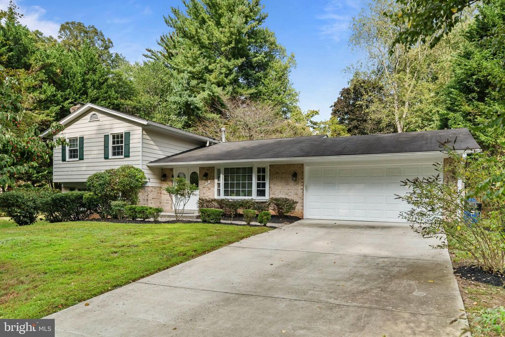 Photo of 11905 Ambleside Drive, POTOMAC, MD 20854 (MLS # MDMC2197228)