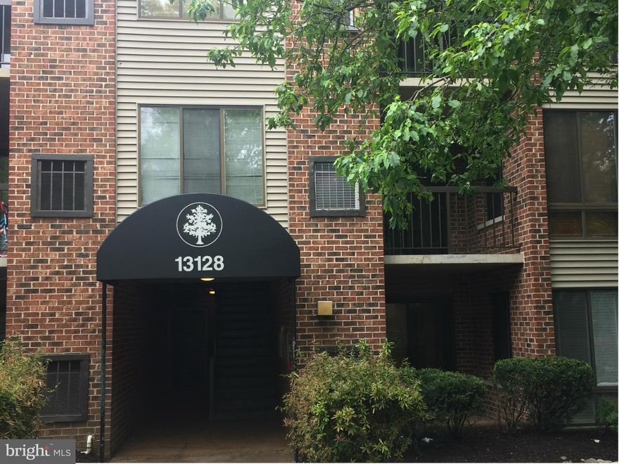 Beautiful condo, great location, two large rooms and two full bath. Main level.