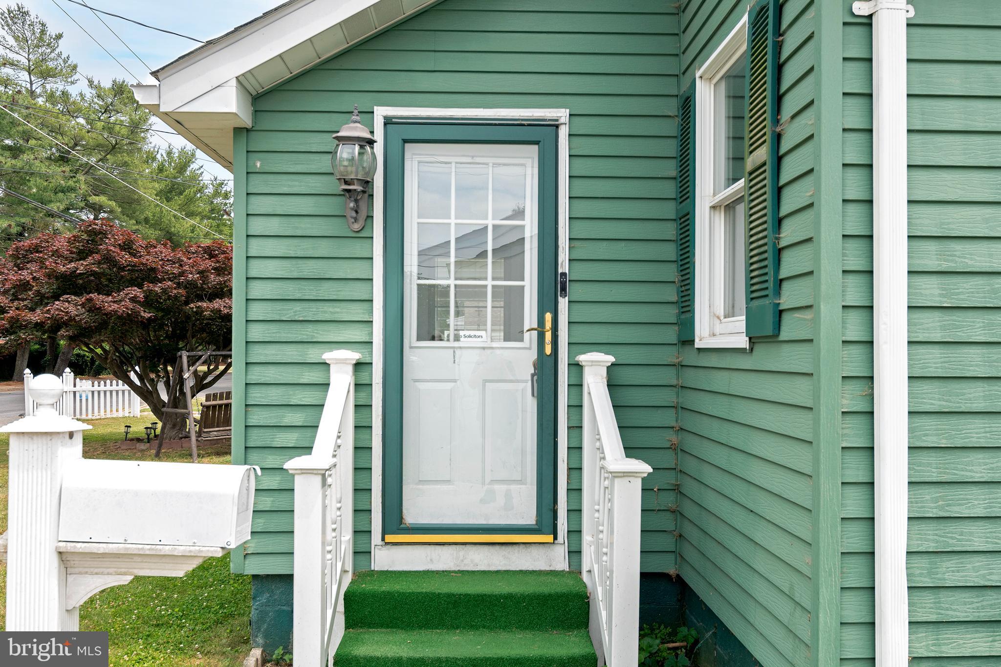 1003 ROSLYN AVENUE