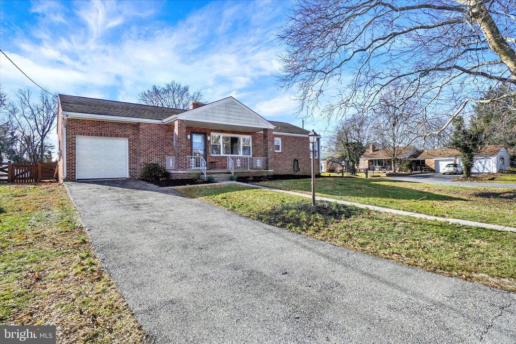 Photo of 2090 Sycamore Road, YORK, PA 17408 (MLS # PAYK2095372)