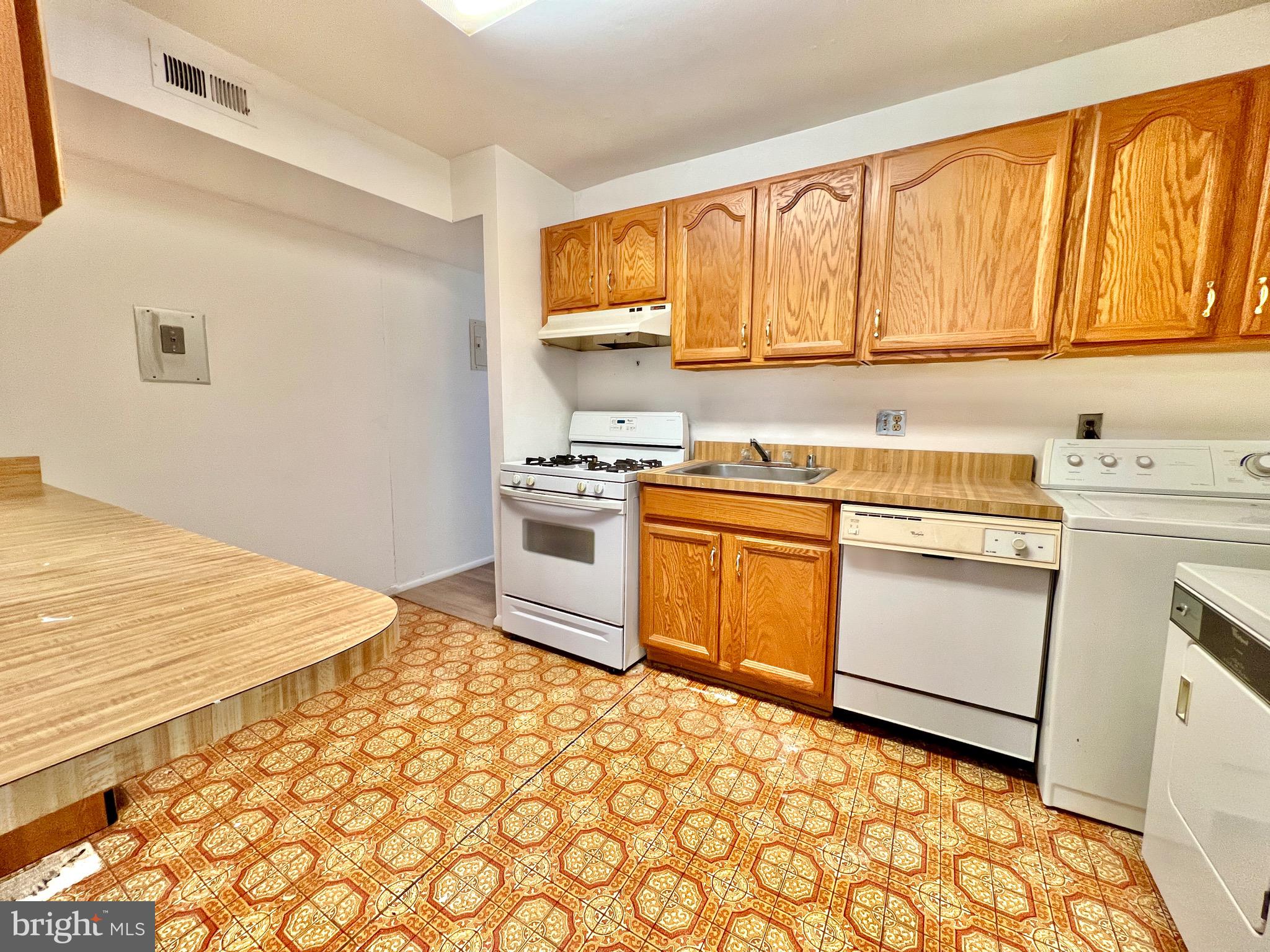 CHELSEA WOODS CONDO - Residential