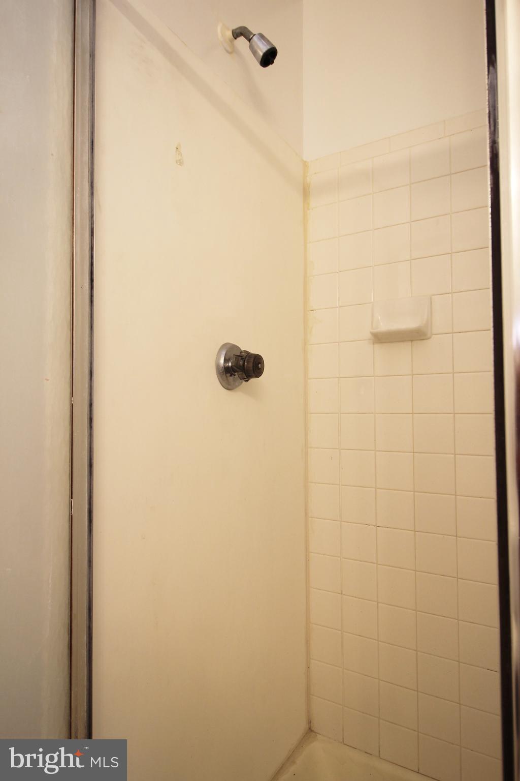 DECOVERLY ADVENTURE - Residential Lease