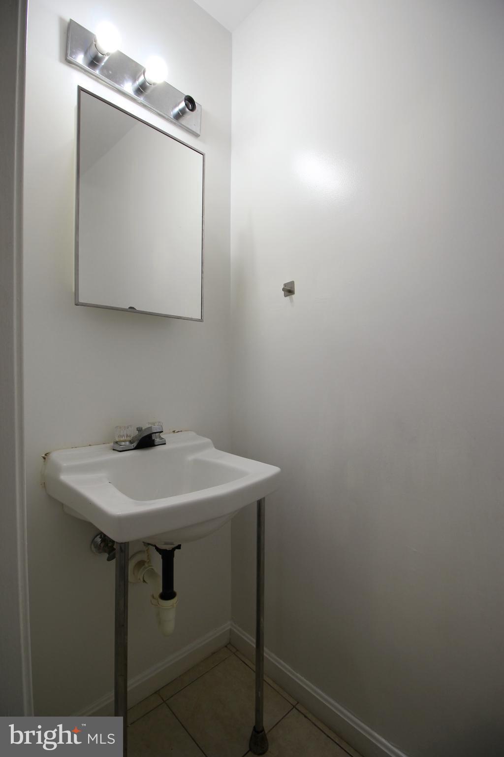 DECOVERLY ADVENTURE - Residential Lease