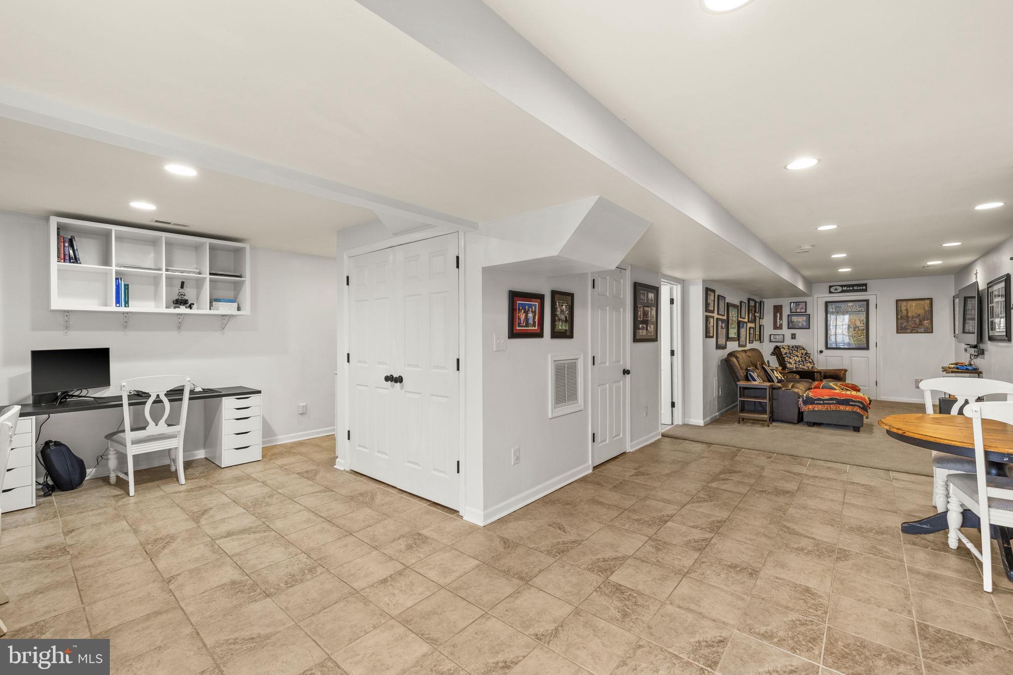 PRESIDENTIAL LAKES - Residential