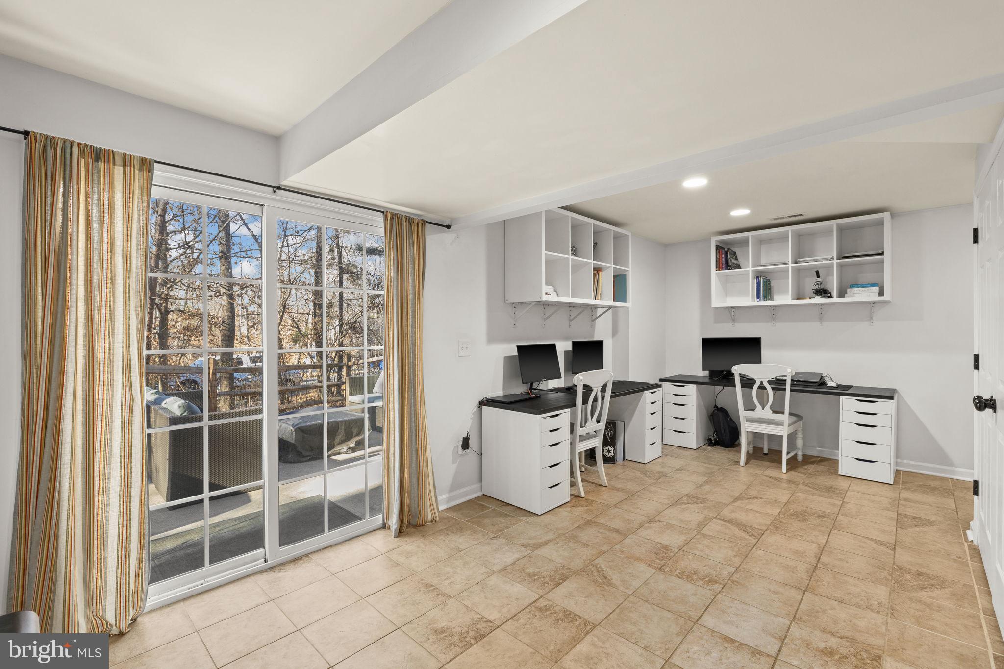 PRESIDENTIAL LAKES - Residential