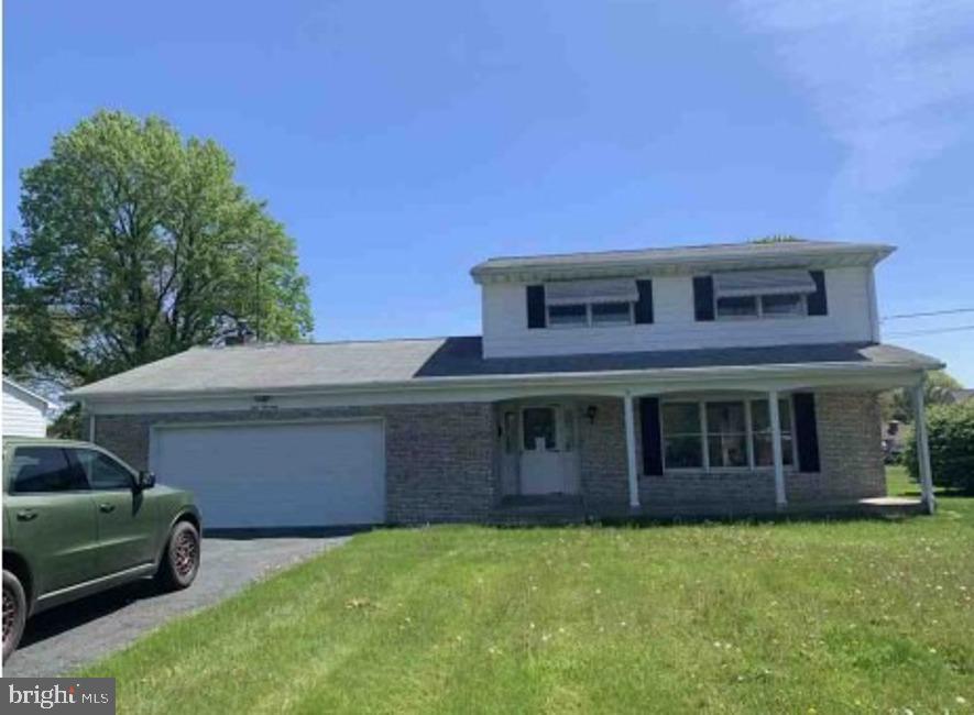 AUCTION-HOME CANNOT BE SHOWN - This Colonial style single family home offers 3 bedrooms and 1.2 bathrooms with approximately 1992 square feet of living space on a 0.29 acre lot. No Buyer Premium on this property. The buyer has the right to select their own title/closing company. The buyer is responsible for all closing costs in this transaction. It is a criminal offense to trespass on this property. NO TRESPASSING. DO NOT DISTURB ANY OCCUPANTS!