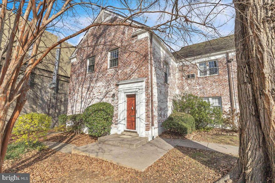 Live inside the Beltway, minutes from downtown DC! Gorgeous remodeled 1 bedroom/ 1 bathroom with recessed lighting! Park conveniently next to your condo. Quiet living!! Remodeled kitchen with dual paned glass.  Washer/ Dryer in hallway closet. Tons of cabinet and closet space. Condo is bathed in natural light with no one living above you. 

Parkfairfax offers many amenities: 
-3 outdoor pools
-Trash pick up outside your home Monday-Saturday
-Recycling on Wednesdays picked up outside your home
-Junk Removal 2x a month on the curb
-Basketball Court
-Tennis Ball Court
-Volleyball Court
-Recycling/ Trash Center
-Car wash/ car vacuum
-Fitness Center
-Party Room
-24/7 Emergency Maintenance

-