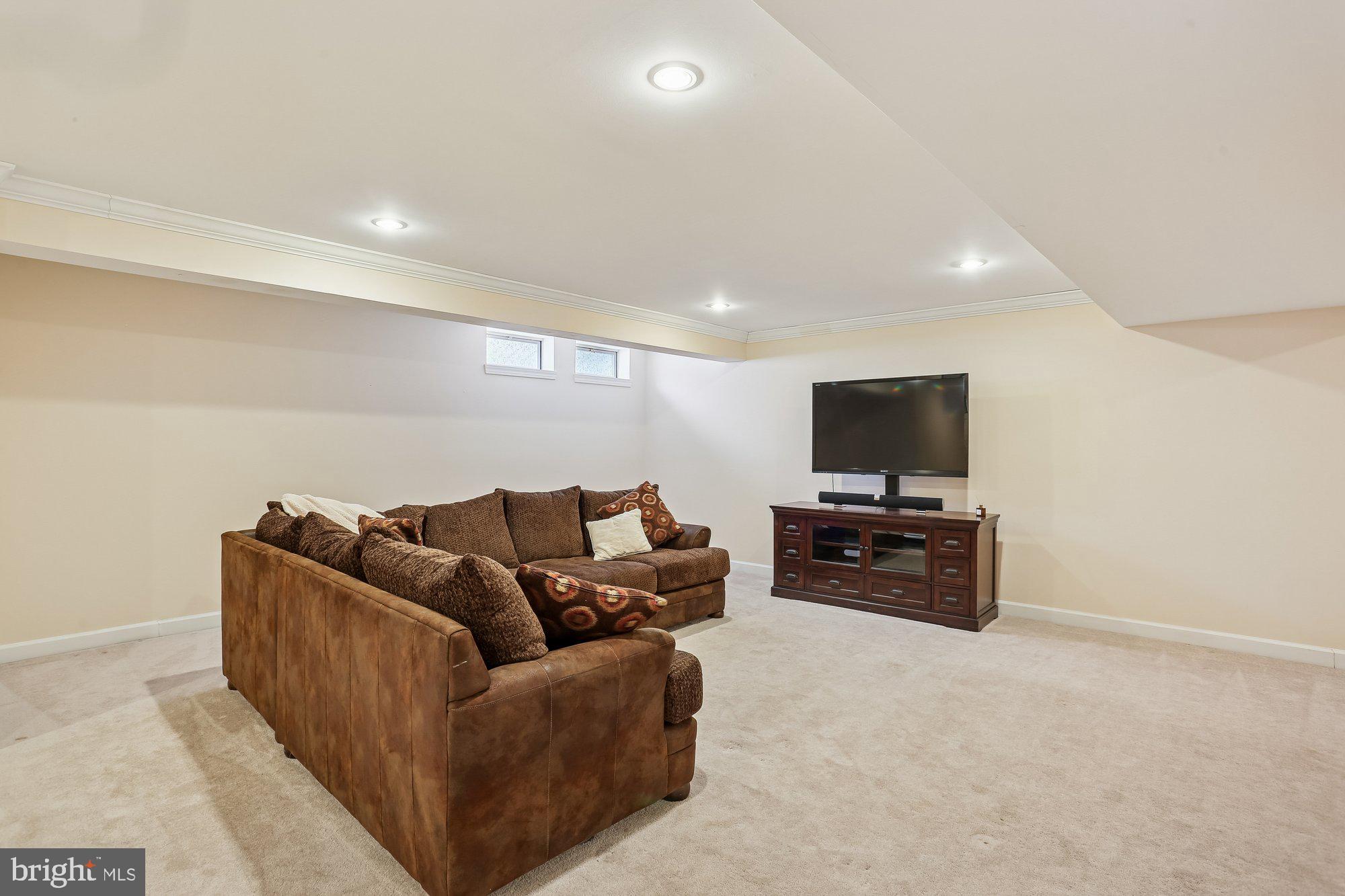 WINDSOR KNOLLS - Residential