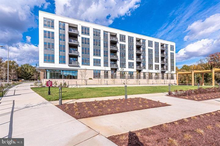 1761 OLD MEADOW ROAD 102