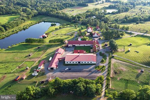 Photo of 15158 Berlin Turnpike, PURCELLVILLE, VA 20132 (MLS # VALO2115852)