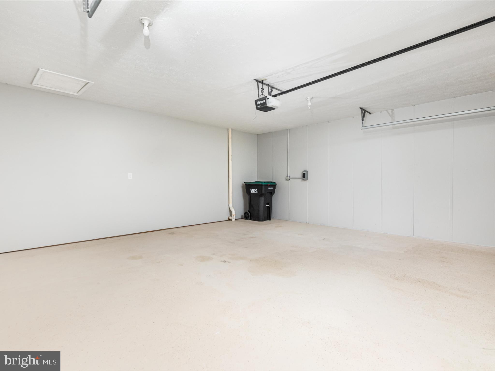 DAVIS STRASBURG - Residential Lease