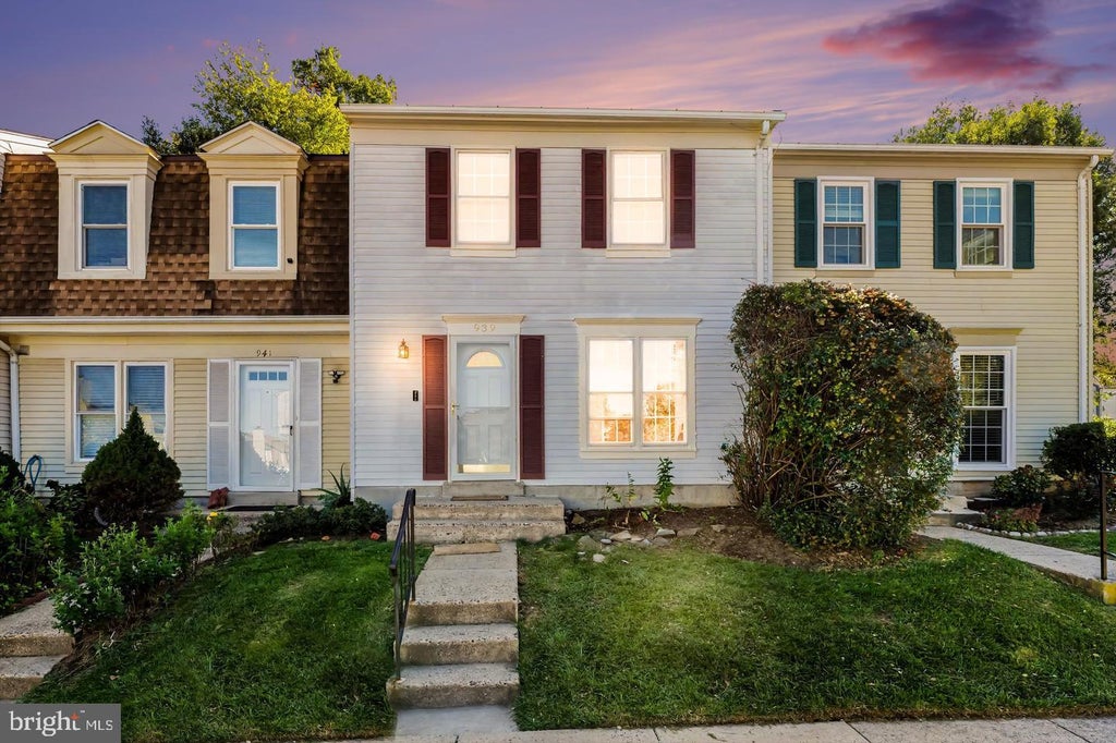 Photo of 939 Holborn Court, STERLING, VA 20164 (MLS # VALO2138936)