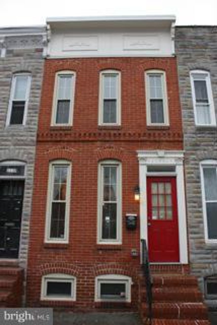 Updated 2 bed, 1 and a half bath townhouse with parking, hardwood floors, recessed lighting, crown molding, granite countertops, stainless steel appliances, exposed brick, fireplace, large bathroom with walk in shower, closet organizers washer & dryer, fire pit & more. Walking distance to the UM medical facilities & law school, stadiums, casino, parks, and Inner Harbor.