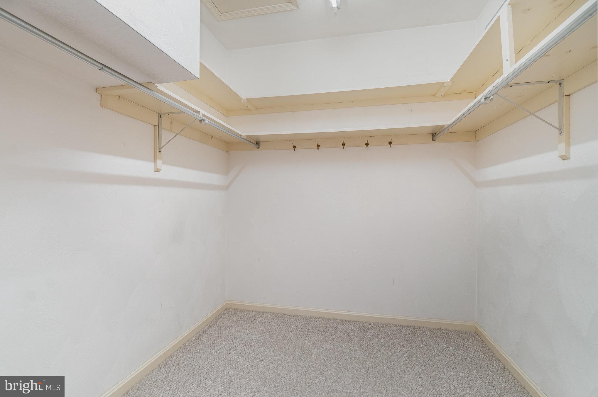 TWIN LAKES - Residential