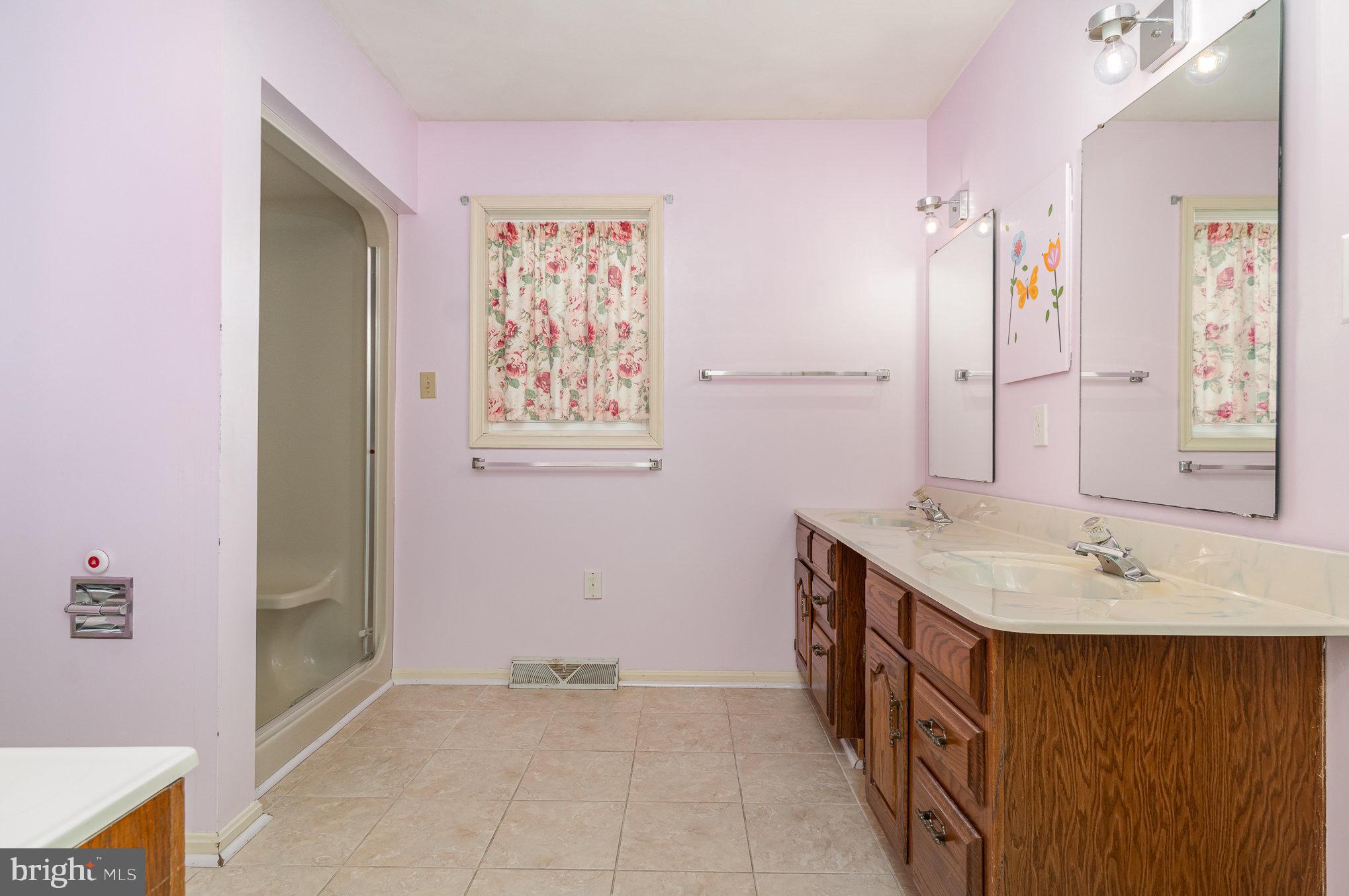 TWIN LAKES - Residential