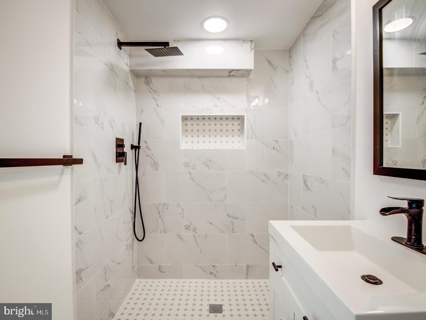 WHITFIELD GARDENS - Residential