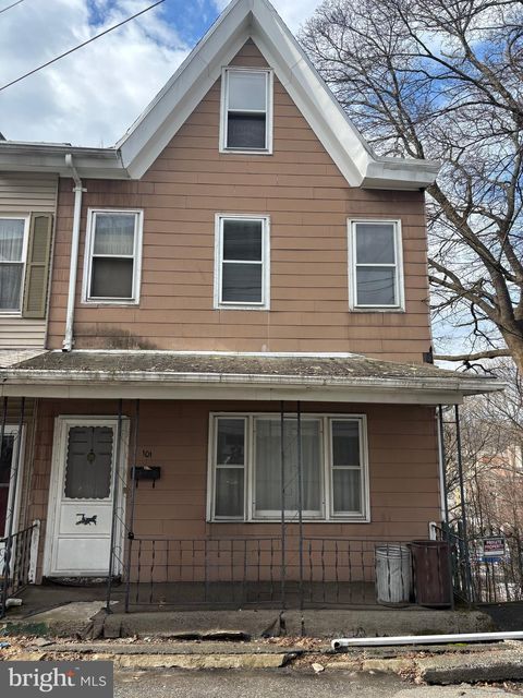 Townhouse For Sale - 101 S George Street<br/> POTTSVILLE, PA 17901