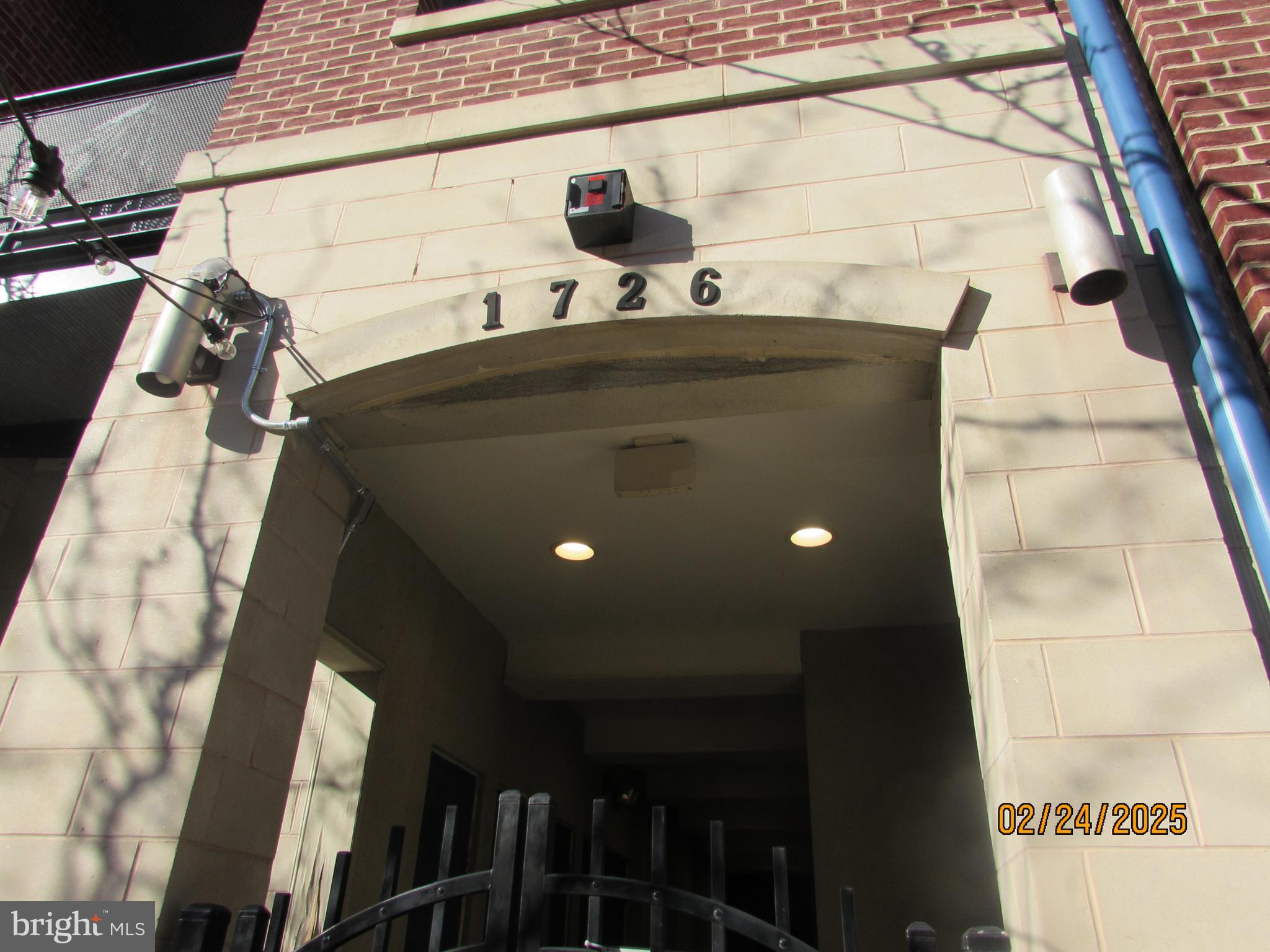 Just reduced....Welcome to Fells Point...this 2 Level penthouse condo features 2 levels of living space as well as access to the rood top view of the city. Floor plan includes sunny living room and good kitchen layout. Upper level features two bedrooms with ample closet space and two full baths with laundry room. You also have access via a separate set of steps that lead to the rooftop . Enjoy the fireworks from your own home.
Easy access to to downtown Baltimore, I-95, I-695 and I 83.
Lots of entertainment and restaurants in walking distance and close to the marinas.