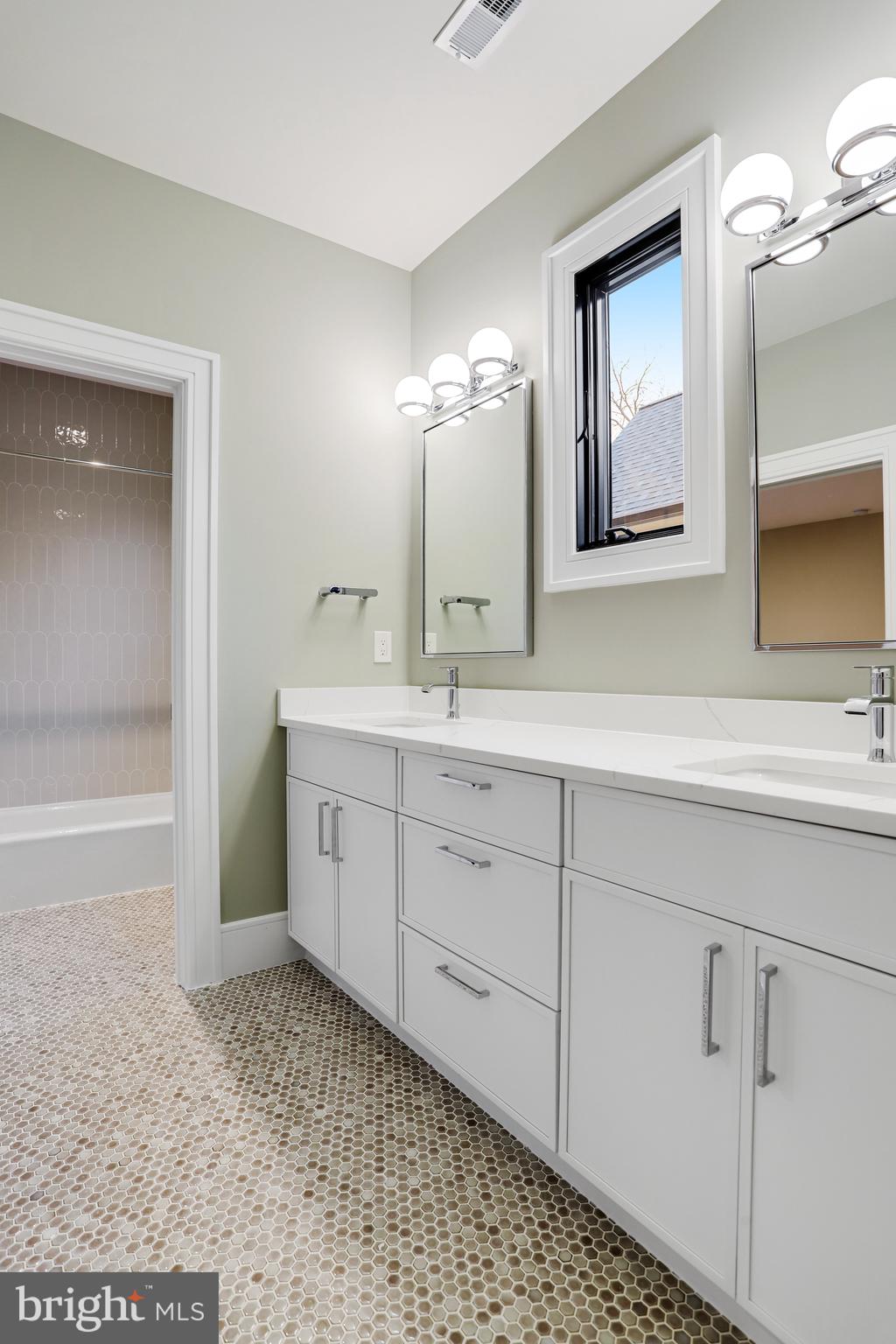 LYONHURST - Residential