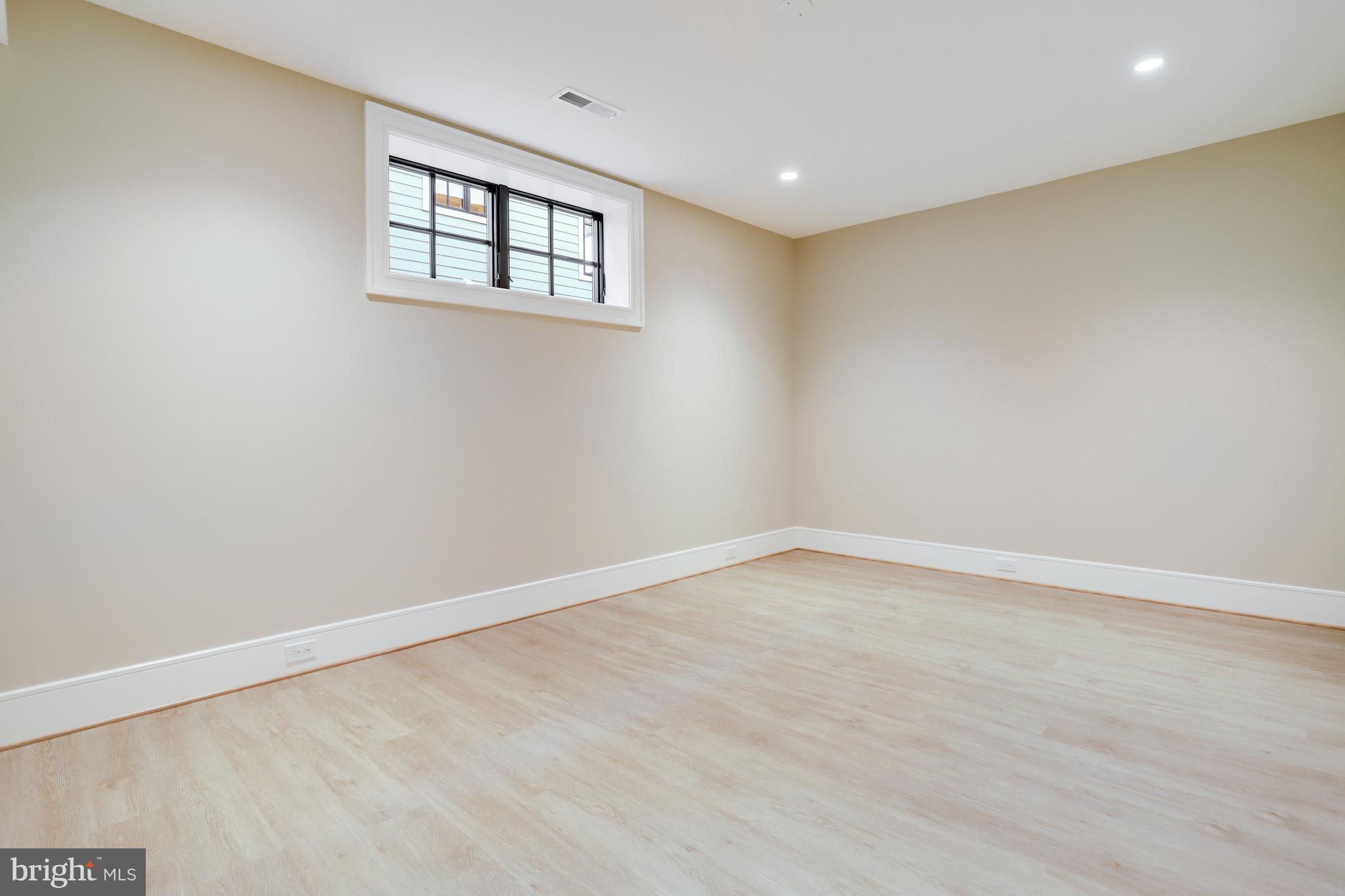 LYONHURST - Residential