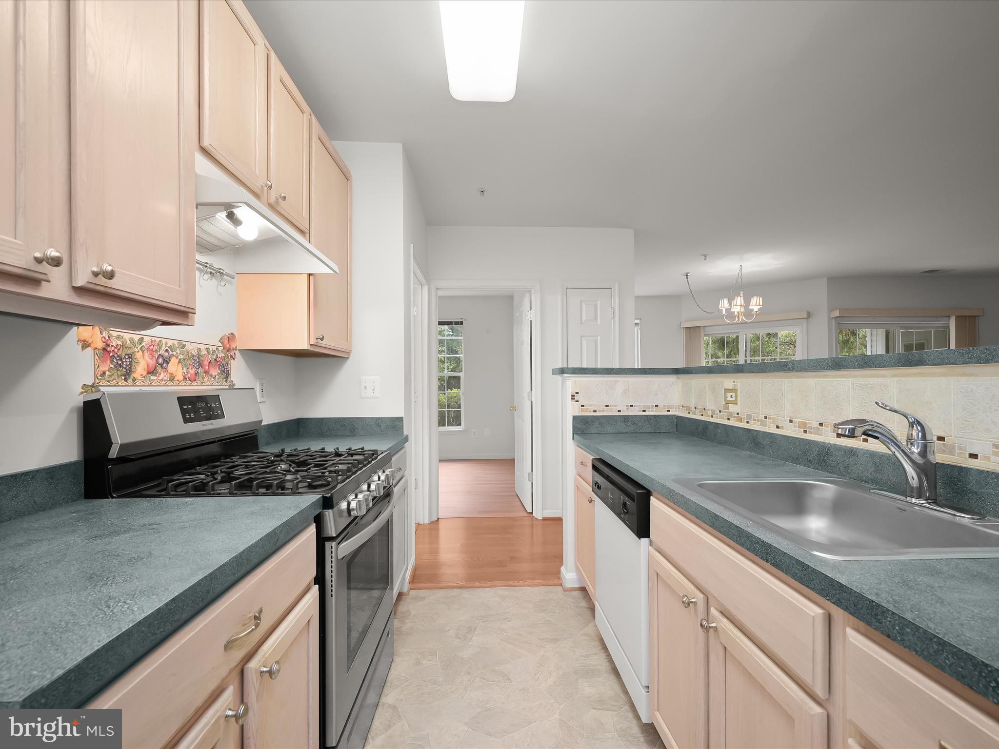 HOLLINGTON AT THE POINTE - Residential