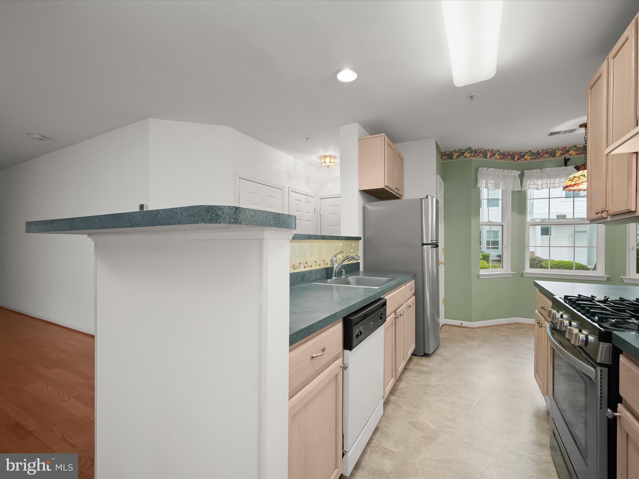 HOLLINGTON AT THE POINTE - Residential