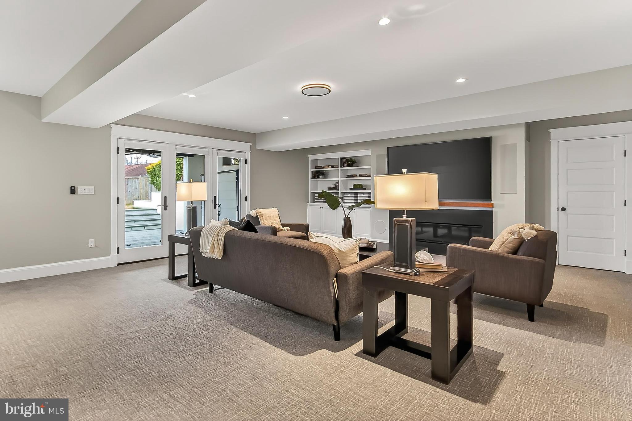 WHISTLING PINES - Residential