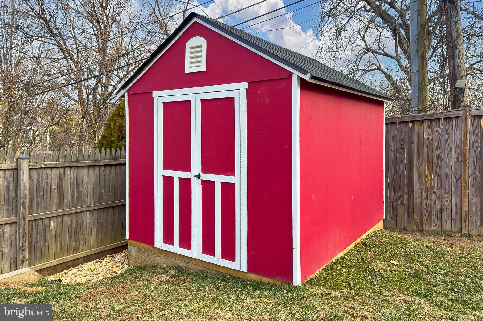 WHISTLING PINES - Residential