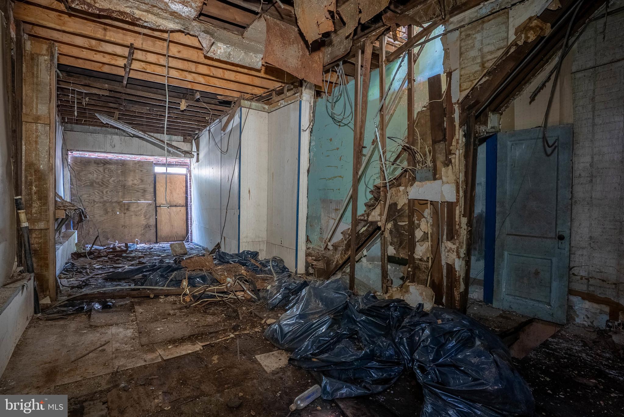 POINT BREEZE - Commercial Sale