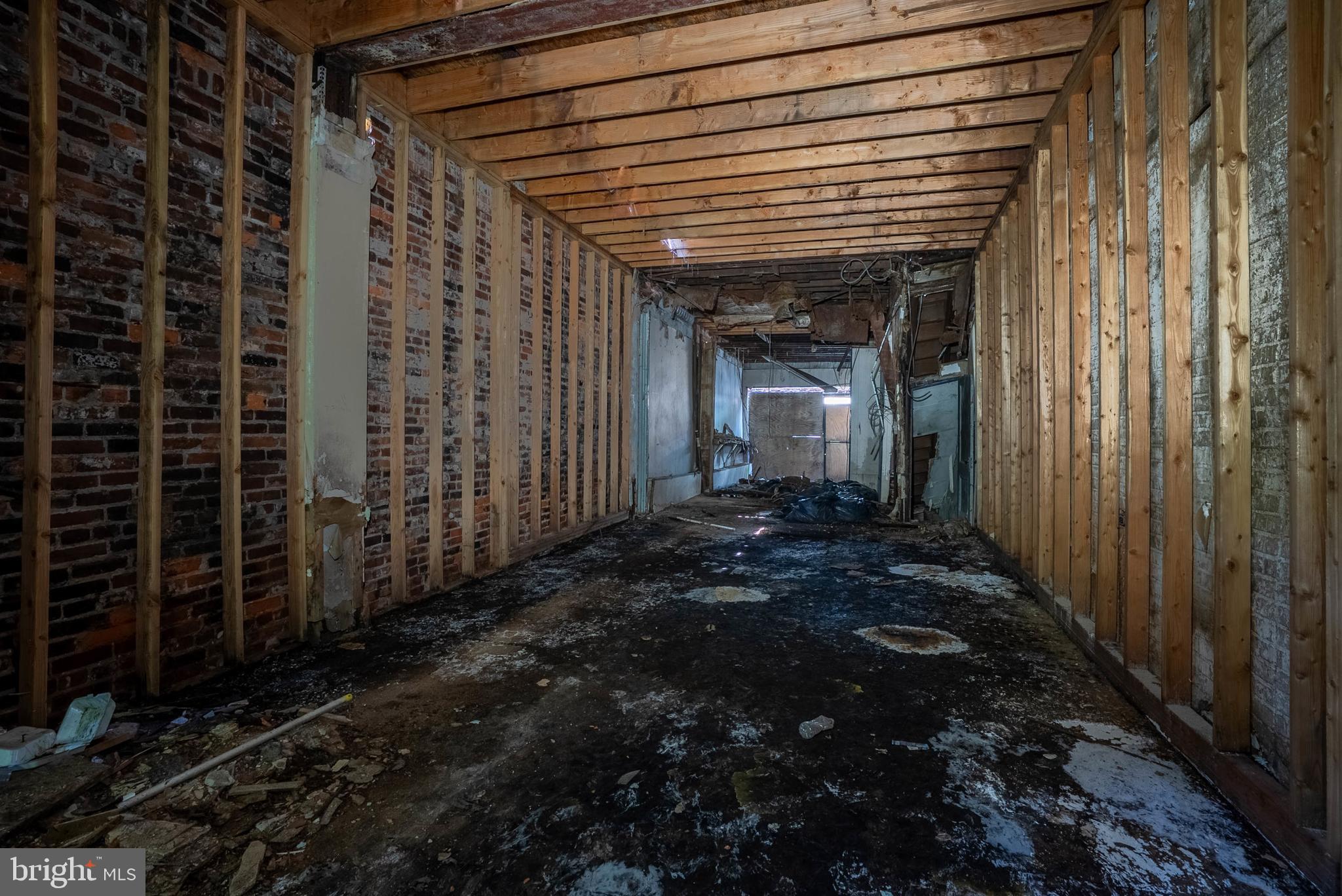 POINT BREEZE - Commercial Sale