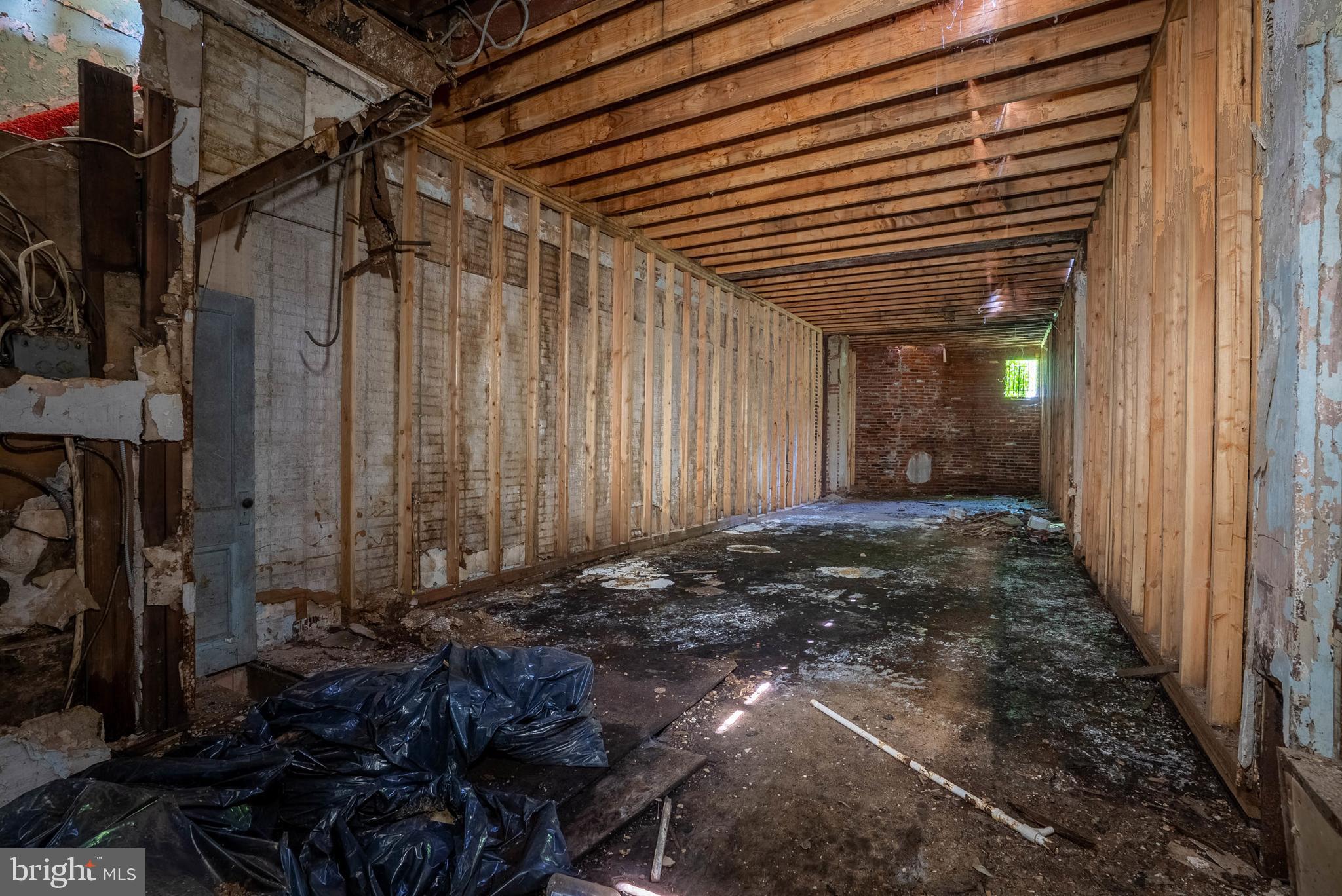 POINT BREEZE - Commercial Sale