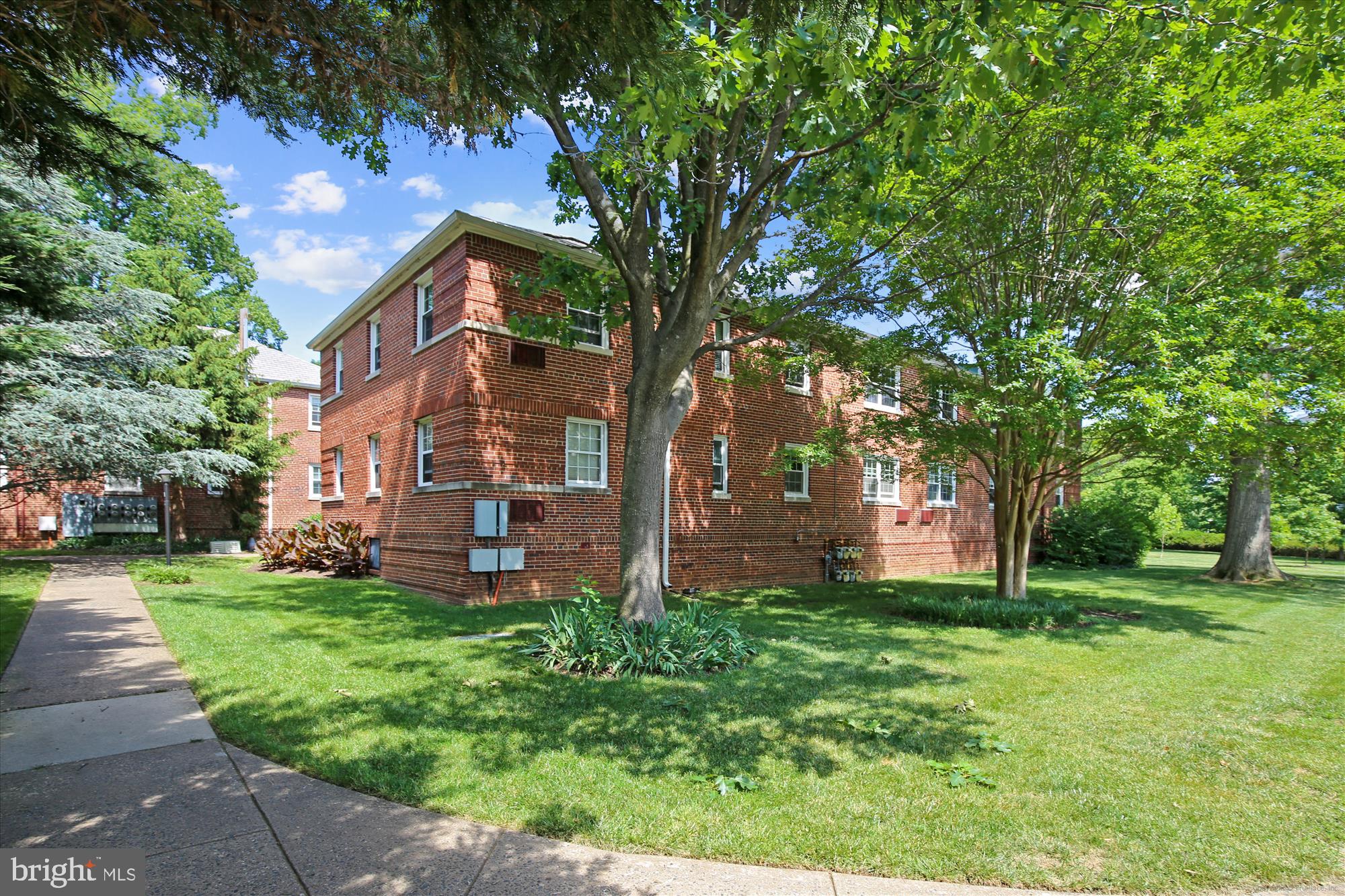 ARLINGTON OAKS - Residential