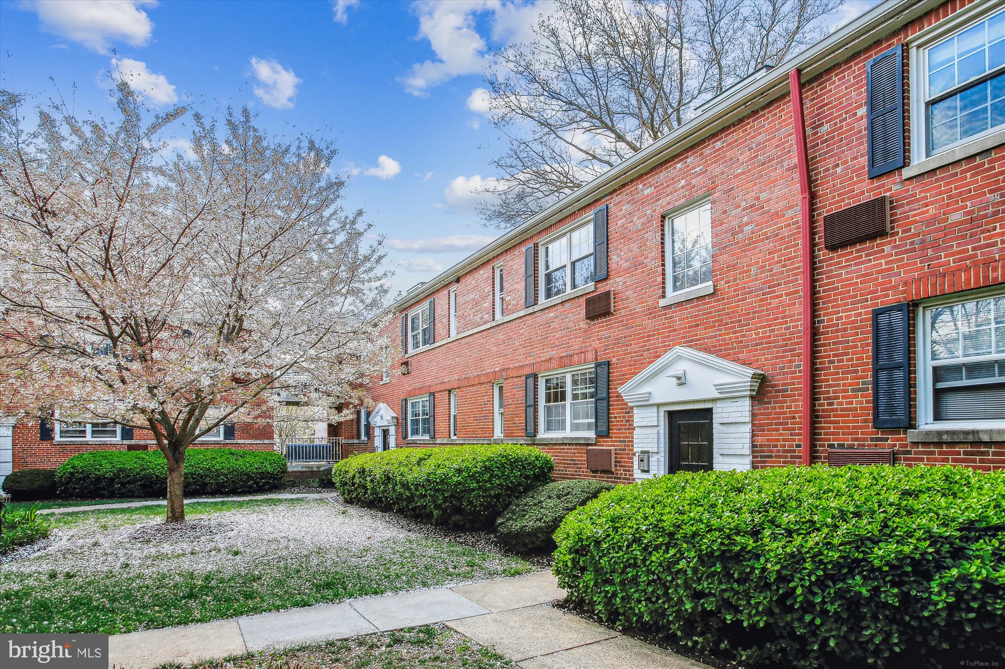 ARLINGTON OAKS - Residential